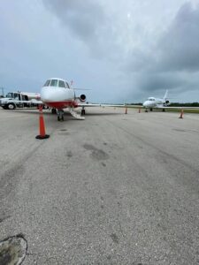 2 Flugzeuge mit einem Tankwagen Bild