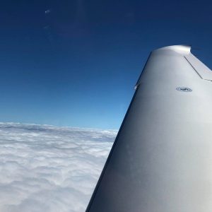 Wolkenflug-mit-blauen-himel